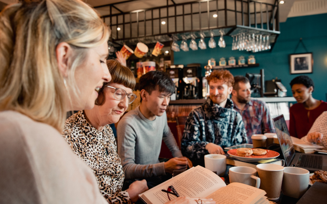 Paris, la Ville des Lumières et des Rires : Quand l&rsquo;Humour Réinvente la Capitale