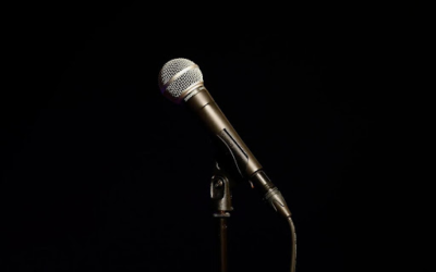 Humour scénique 2023 : podcasts, stand-up et nouveaux talents